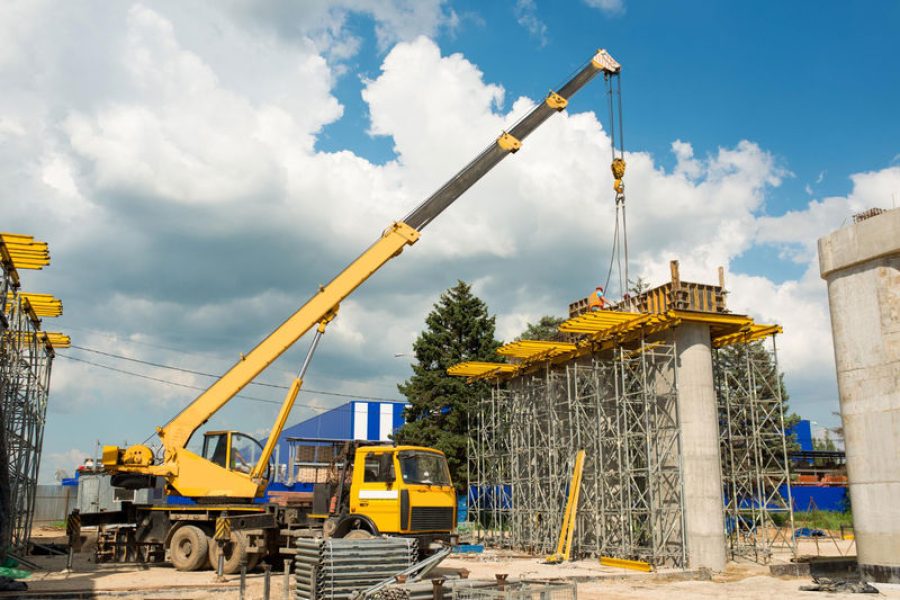 משאית מנוף לאתרי בנייה